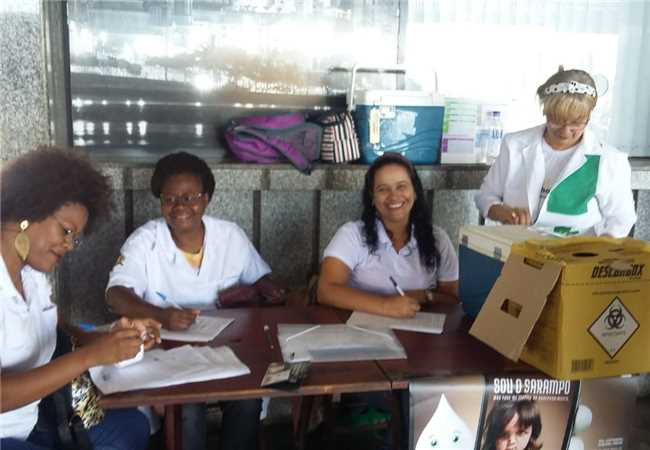 Equipe de imunização vacinou funcionários do Terminal Rodoviário de Ilhéus, passageiros e transeuntes. Foto Sesau.